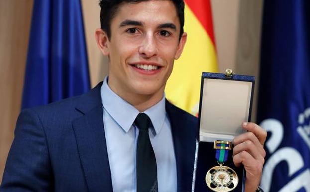 Marc Márquez, con la medalla de oro de la Real Orden del Mérito Deportivo.