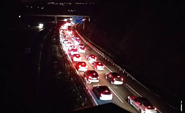 Un espectacular choque en cadena en Corvera cierra la A-8 y genera retenciones kilométricas