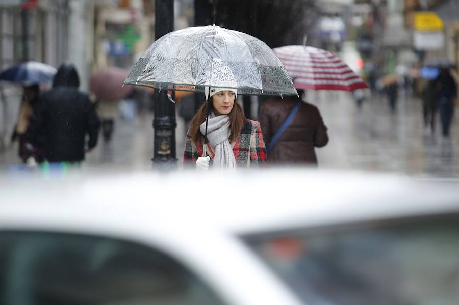 Ademas de la nieve, el granizo ha hecho acto de presencia en numerosos puntos de la región y Gijón registra olas de hasta seis metros