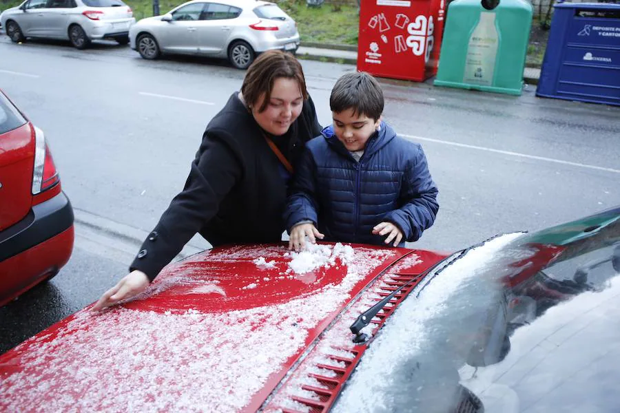 Ademas de la nieve, el granizo ha hecho acto de presencia en numerosos puntos de la región y Gijón registra olas de hasta seis metros