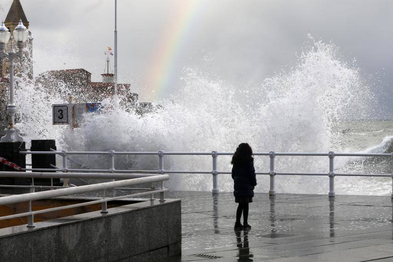 Ademas de la nieve, el granizo ha hecho acto de presencia en numerosos puntos de la región y Gijón registra olas de hasta seis metros