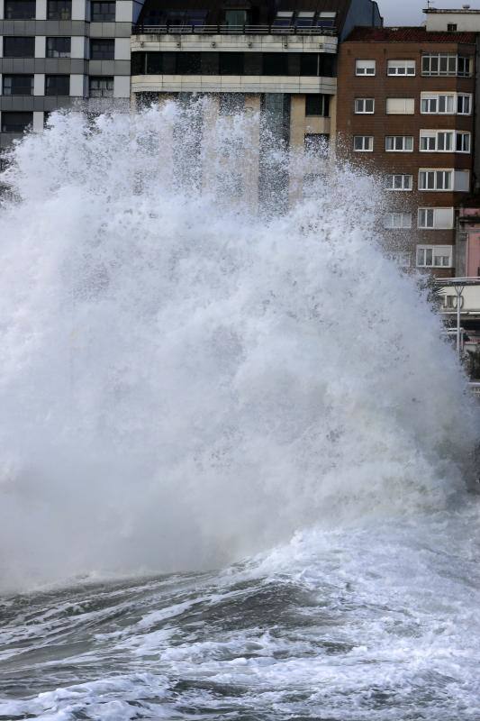 Ademas de la nieve, el granizo ha hecho acto de presencia en numerosos puntos de la región y Gijón registra olas de hasta seis metros