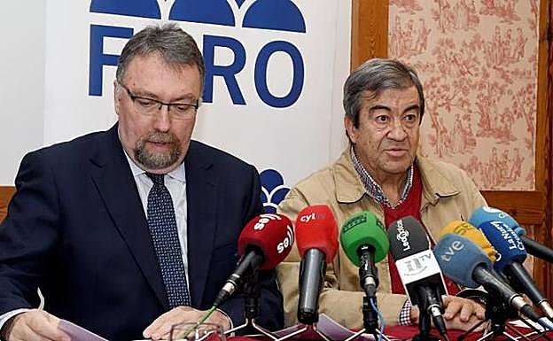 El secretario general de Foro por Asturias, Francisco Álvarez-Cascos, junto al diputado, Isidro Martínez Oblanca, durante la rueda de prensa que han ofrecido EN León para hablar del tramo del AVE León-Valladolid. 