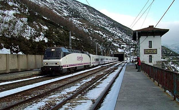 El temporal obliga a Renfe a cambiar de tren a los pasajeros asturianos con destino Madrid