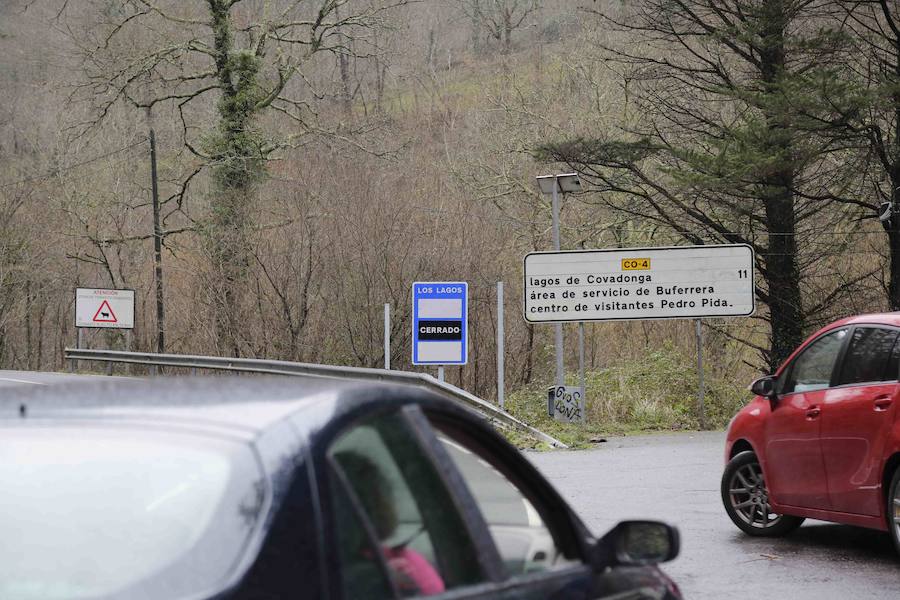 Corte en la carretera de acceso a Los Lagos y paraguas en Covadonga