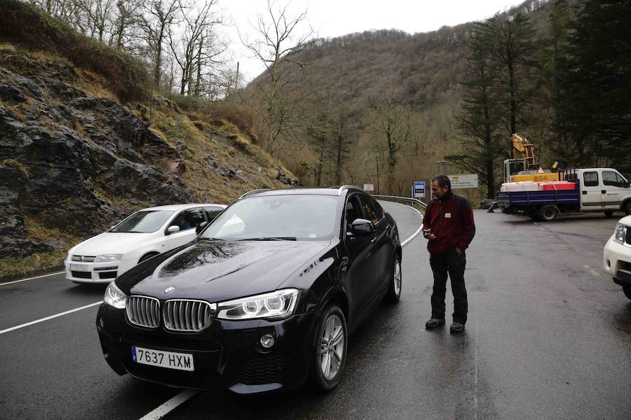 Corte en la carretera de acceso a Los Lagos y paraguas en Covadonga