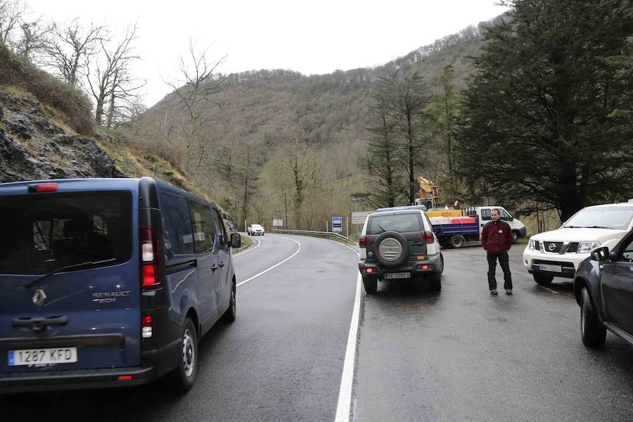 Corte en la carretera de acceso a Los Lagos y paraguas en Covadonga