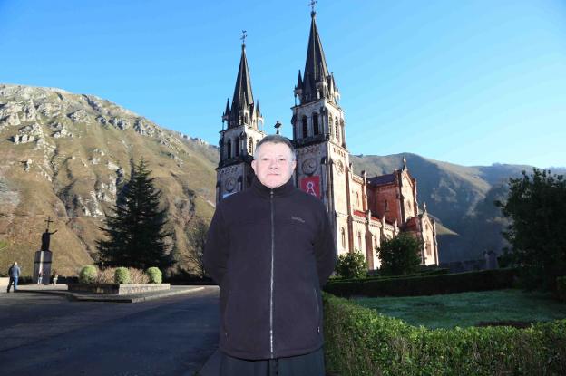 Adolfo Mariño, abad de Covadonga, ante la Basílica el pasado diciembre. 