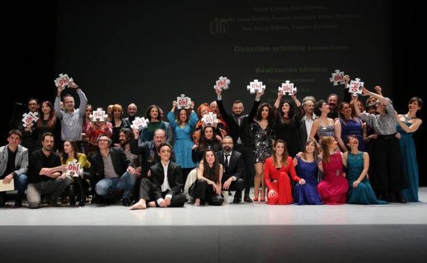 Foto de familia de todos los premiados en los Oh! de artes escénicas, que se entregaron este viernes en el Teatro Jovellanos.