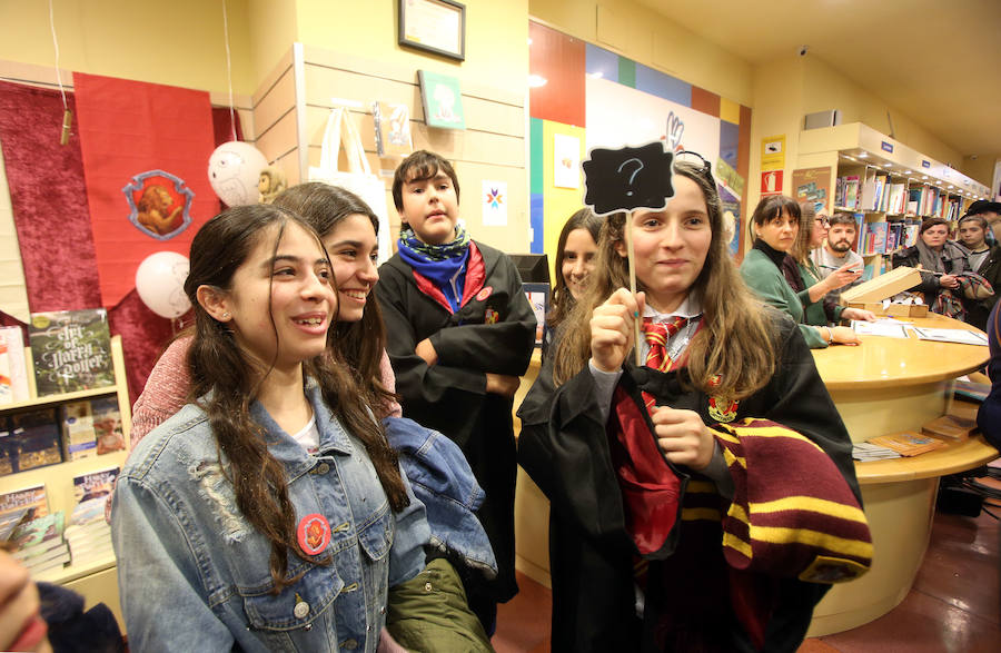 La librería Búho Lector de la capital asturiana celebró una tarde llena de detalles para que los niños pudiesen adentrarse en el mundo creado por creado por J. K. Rowling