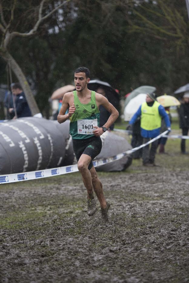 Moha Bakkali, durante la carrera en el circuito de Veiga de Arenas de Navia. 