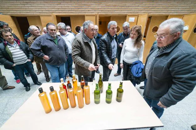 Tras la charla, los asistentes atendieron a una muestra de sidras de diferentes variedades. 