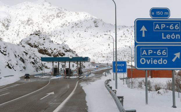 La autopista del Huerna cubierta por la nieve.