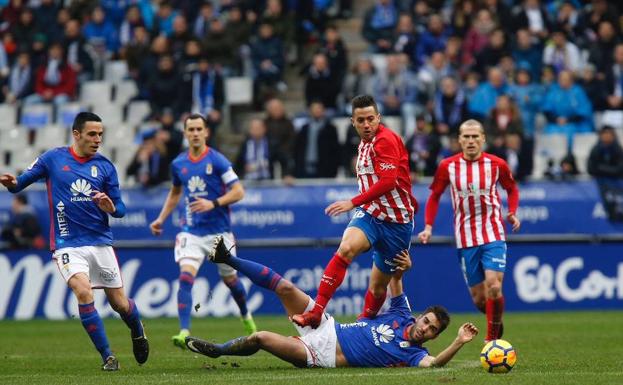 Partido entre el Sporting y el Oviedo disputado en El Molinon en septiembre. 