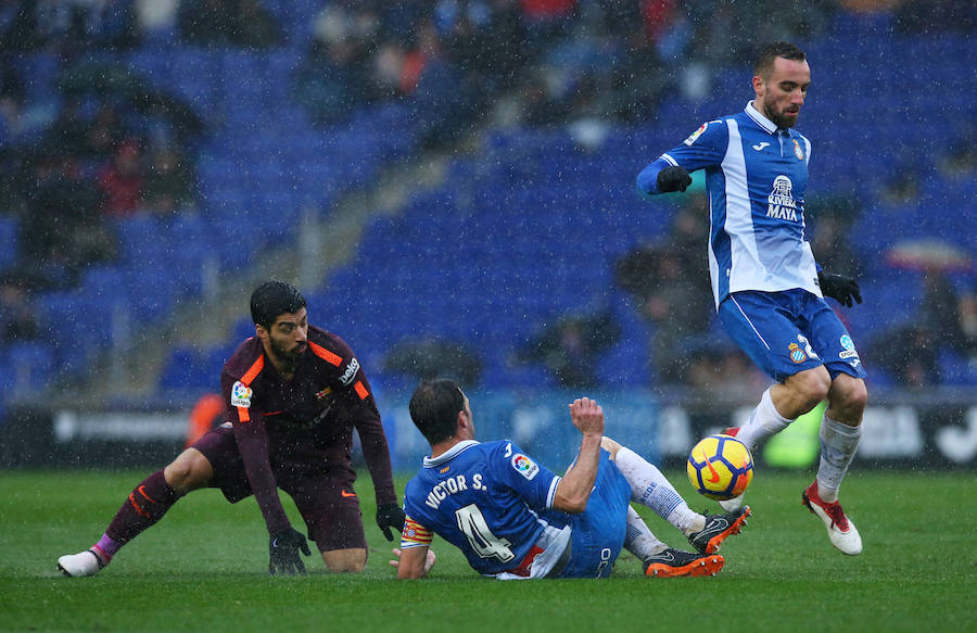 Espanyol y Barcelona empataron en un derbi de alta tensión (1-1). El cuadro blanquiazul se adelantó por medio de Gerard Moreno pero Gerard Piqué puso el empate de cabeza.