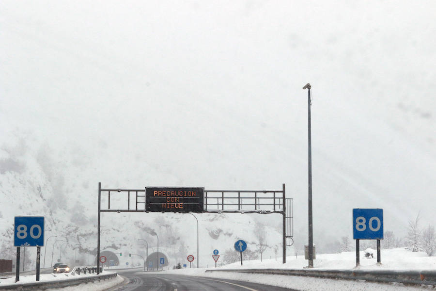 Las nevadas complican la comunicación de Asturias con la Meseta. La autopista del Huerna se cubrió de un manto blanco que ha obligado a realizar cortes puntuales y a reducir la velocidad