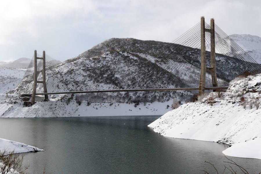 Las nevadas complican la comunicación de Asturias con la Meseta. La autopista del Huerna se cubrió de un manto blanco que ha obligado a realizar cortes puntuales y a reducir la velocidad