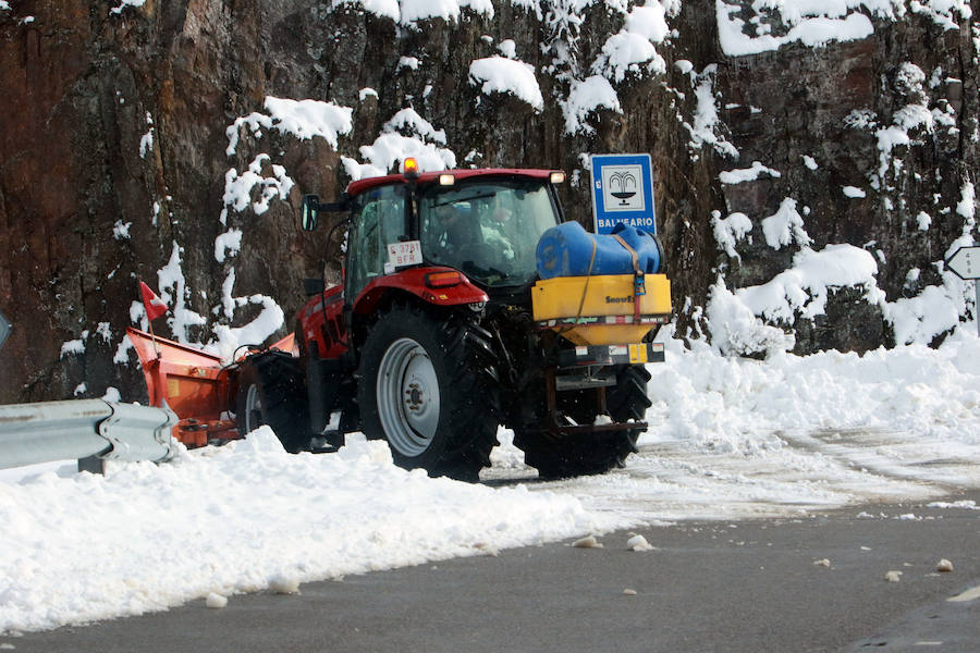 Las nevadas complican la comunicación de Asturias con la Meseta. La autopista del Huerna se cubrió de un manto blanco que ha obligado a realizar cortes puntuales y a reducir la velocidad