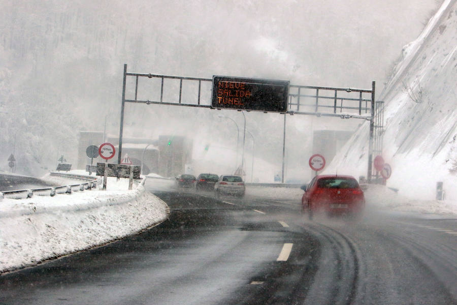 Las nevadas complican la comunicación de Asturias con la Meseta. La autopista del Huerna se cubrió de un manto blanco que ha obligado a realizar cortes puntuales y a reducir la velocidad