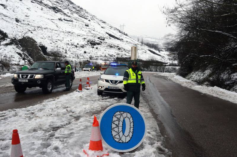 El temporal dificulta la circulación en el Huerna y en Pajares