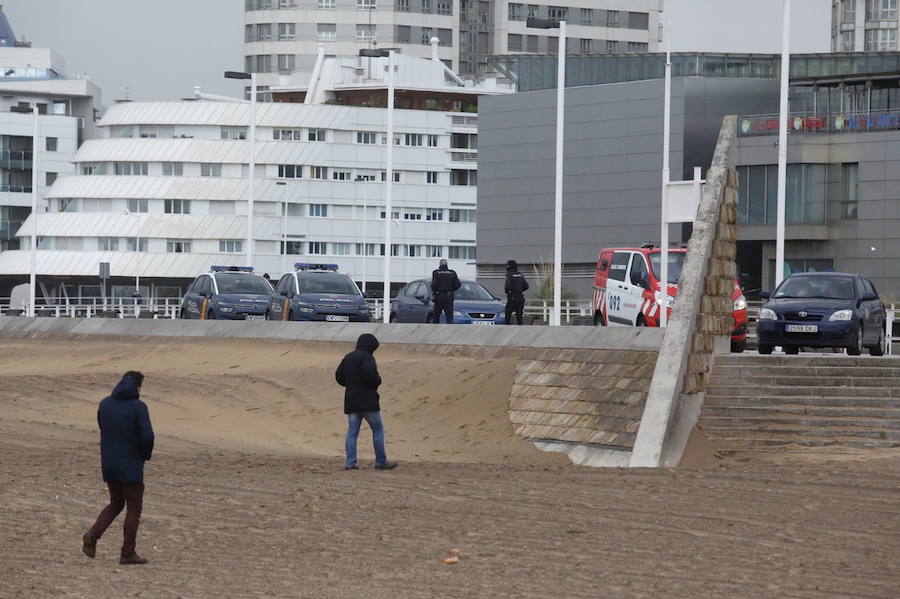 Hallan el cadáver de una mujer en la playa de Poniente