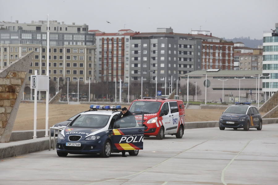 Hallan el cadáver de una mujer en la playa de Poniente