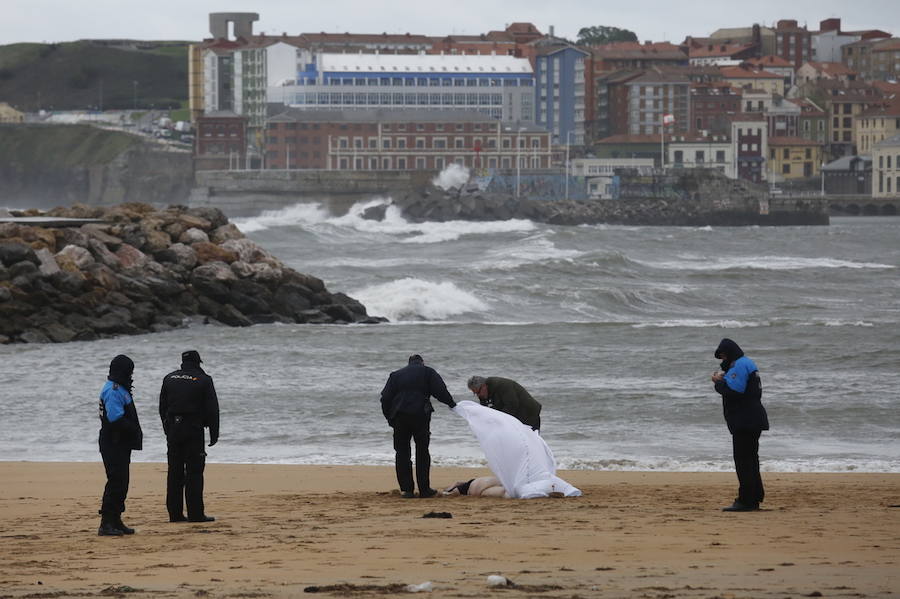 Hallan el cadáver de una mujer en la playa de Poniente