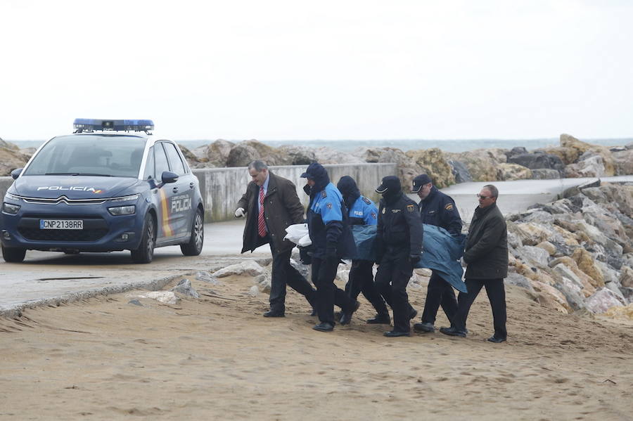 Hallan el cadáver de una mujer en la playa de Poniente