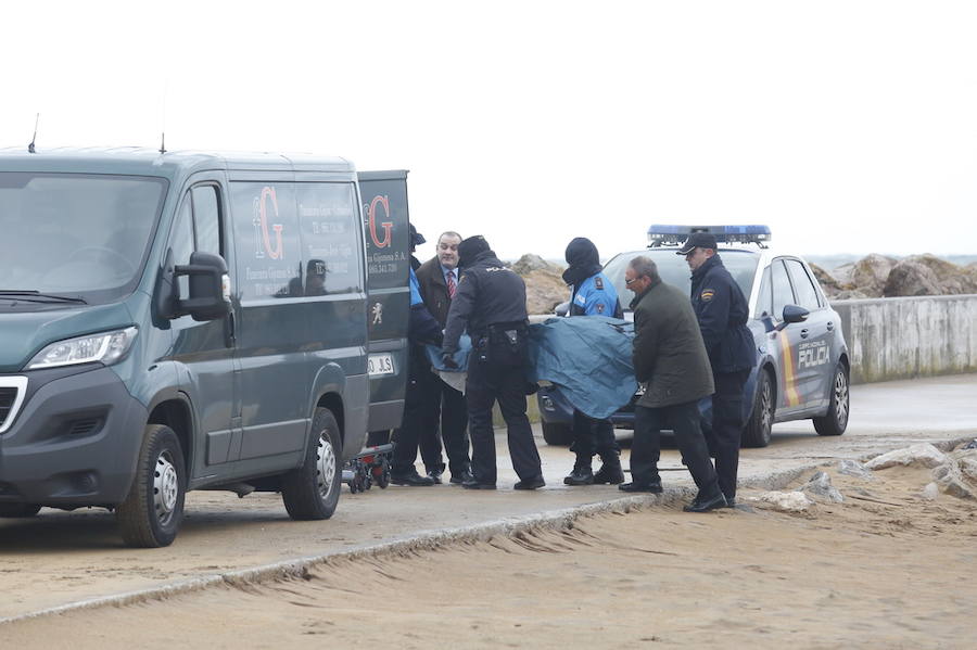 Hallan el cadáver de una mujer en la playa de Poniente