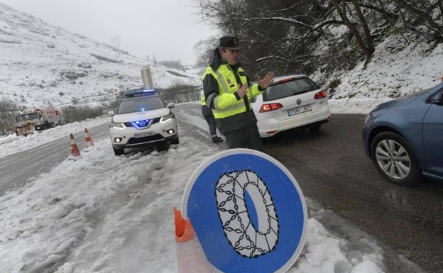 El temporal dificulta la circulación en el Huerna y en Pajares