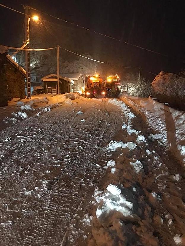 Sin acceso. Las quitanieves, de camino a la zona del alud. 