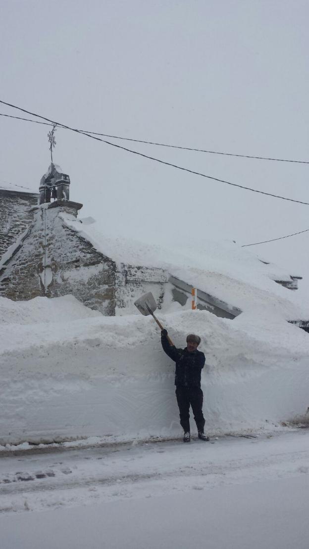 Leitariegos. La capilla, prácticamente tapada por la nieve. 