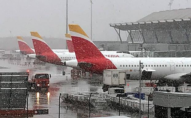 El aeropuerto de Barajas cancela 70 vuelos por el temporal