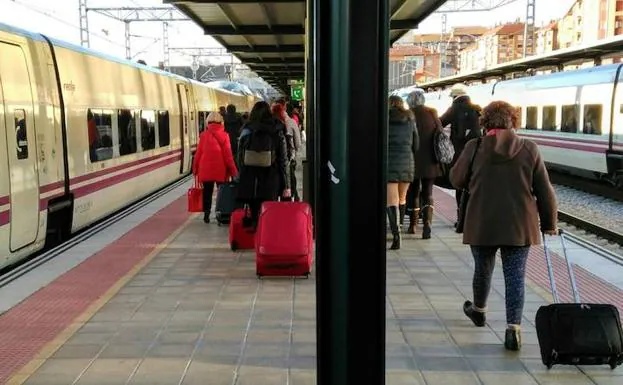 Cambio de tren en León de los pasajeros del Alvia que partía a las 14.20 horas de Gijón. 