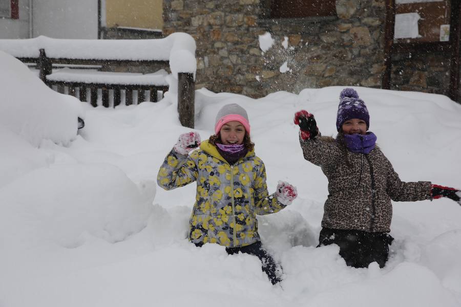 La llegada de un nuevo frente frío mantiene gran parte de Asturias bajo un manto blanco. Además de la nieve, la caída de árboles está complicando la circulación en varias carreteras de la región. 