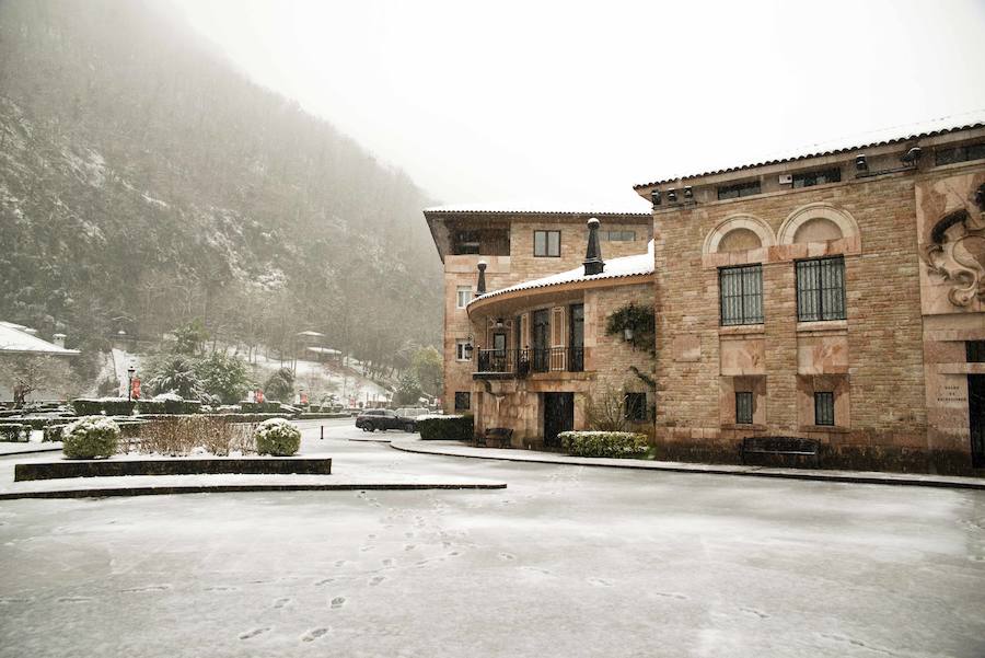 El Real Sitio de Covadonga luce una imagen totalmente invernal. Un manto blanco cubre todo el entorno dejando estas imágenes