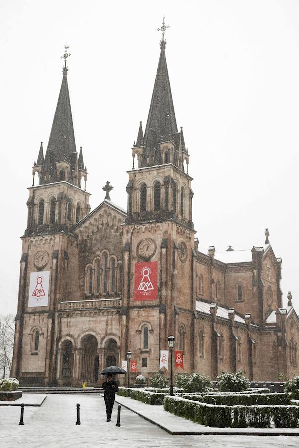 El Real Sitio de Covadonga luce una imagen totalmente invernal. Un manto blanco cubre todo el entorno dejando estas imágenes