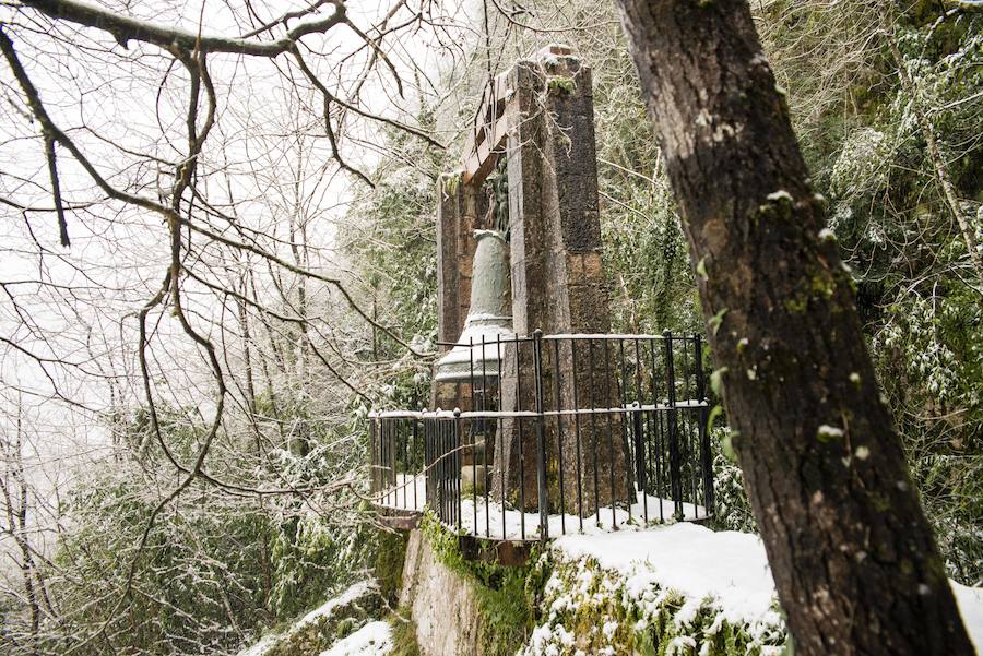 El Real Sitio de Covadonga luce una imagen totalmente invernal. Un manto blanco cubre todo el entorno dejando estas imágenes
