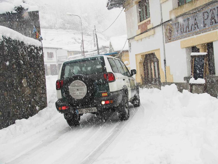 Los vecinos del Ponga hacen frente al invierno que ha vuelto a teñir de blanco el concejo. El concejo está rodeado de riscos y hayedos y es una de las poblaciones que se encuentran a mayor altura sobre el nivel del mar