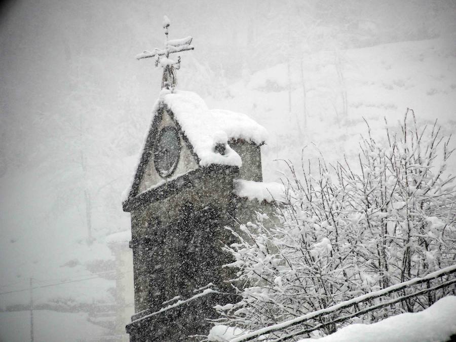 Los vecinos del Ponga hacen frente al invierno que ha vuelto a teñir de blanco el concejo. El concejo está rodeado de riscos y hayedos y es una de las poblaciones que se encuentran a mayor altura sobre el nivel del mar