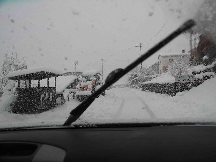 Los vecinos del Ponga hacen frente al invierno que ha vuelto a teñir de blanco el concejo. El concejo está rodeado de riscos y hayedos y es una de las poblaciones que se encuentran a mayor altura sobre el nivel del mar