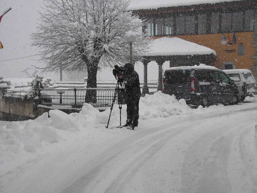 Los vecinos del Ponga hacen frente al invierno que ha vuelto a teñir de blanco el concejo. El concejo está rodeado de riscos y hayedos y es una de las poblaciones que se encuentran a mayor altura sobre el nivel del mar