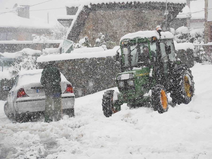 Los vecinos del Ponga hacen frente al invierno que ha vuelto a teñir de blanco el concejo. El concejo está rodeado de riscos y hayedos y es una de las poblaciones que se encuentran a mayor altura sobre el nivel del mar