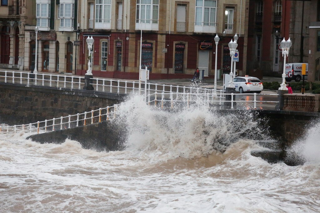 El temporal golpea la costa de Gijón