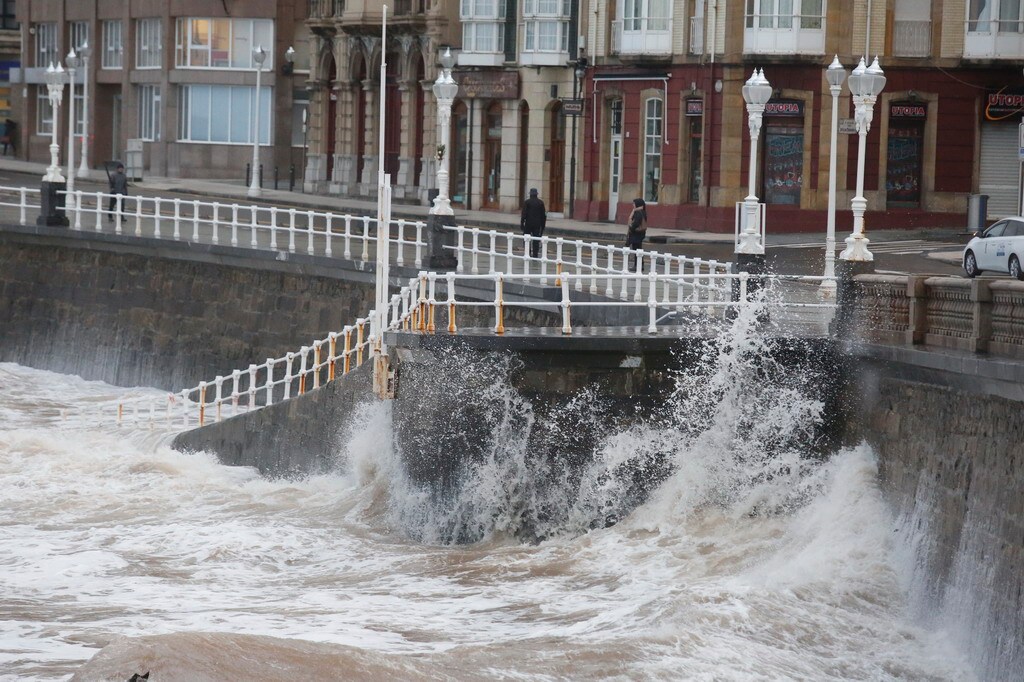 El temporal golpea la costa de Gijón