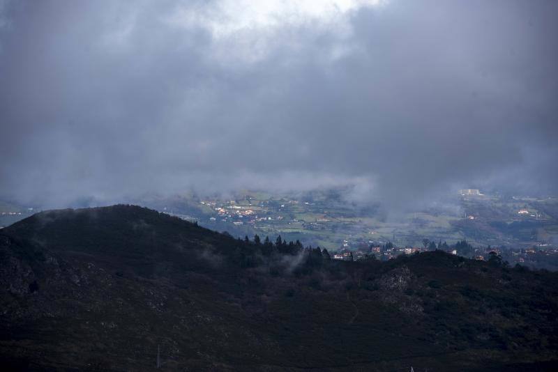 El Naranco cubierto de nieve se ha convertido en toda una atracción para muchos vecinos de Oviedo, que no han dudado en acercarse a disfrutar de la estampa. Otros puntos como Afilorios o Pedrovieya también se han cubierto de nieve. 