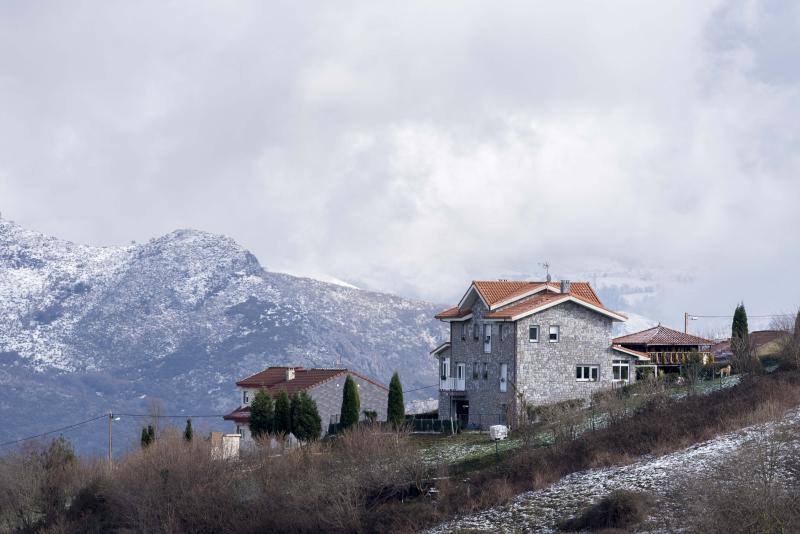 El Naranco cubierto de nieve se ha convertido en toda una atracción para muchos vecinos de Oviedo, que no han dudado en acercarse a disfrutar de la estampa. Otros puntos como Afilorios o Pedrovieya también se han cubierto de nieve. 