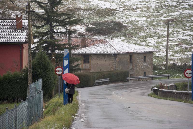 El Naranco cubierto de nieve se ha convertido en toda una atracción para muchos vecinos de Oviedo, que no han dudado en acercarse a disfrutar de la estampa. Otros puntos como Afilorios o Pedrovieya también se han cubierto de nieve. 