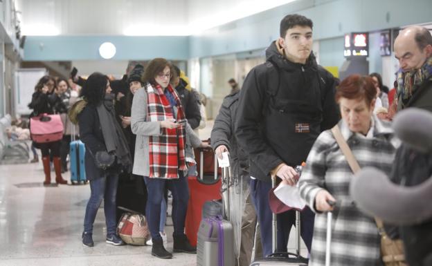 Imagen. Gijón. Los pasajeros del Alvia a Madrid suspendido en la tarde de ayer. 