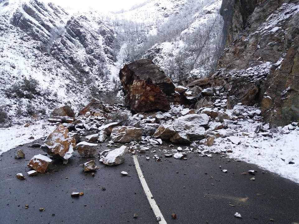 Los concejos del Suroccidente y los Valles Mineros son los más afectados por las intensas nevadas de los últimos días que, no obstante, han hecho acto de presencia en cotas más bajas.